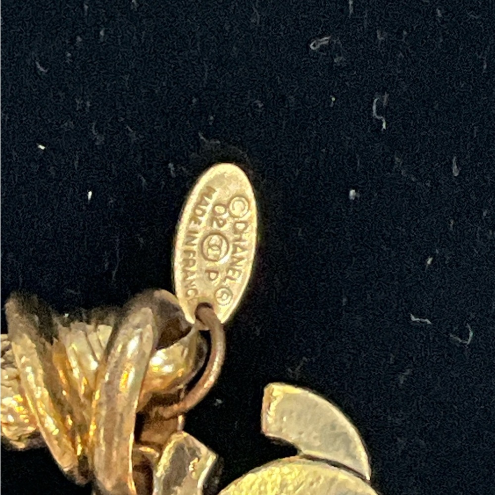 CHANEL Gold Pendant with Iconic CC Logo - Picture 10 of 10